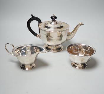 A George V silver three piece tea set, Viners Ltd, Sheffield, 1931, gross 21.8oz.